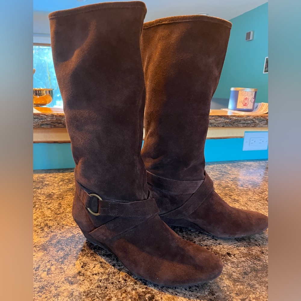 DKNY. Size 9. Brown. New.